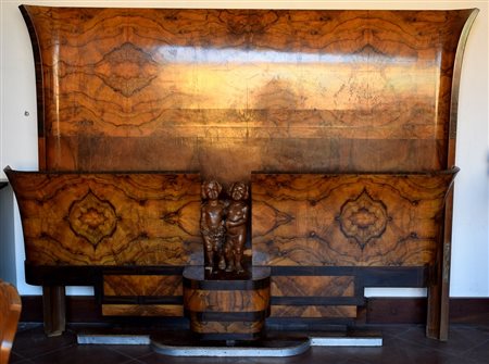 LETTO DECO' IN RADICA DI NOCE CON PUTTI SCOLPITI - ANNI 40'-50' - CM.185X138...