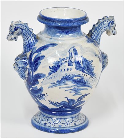 ANFORA IN MAIOLICA con decorazioni blu cobalto e impreziosita da mascheroni e...