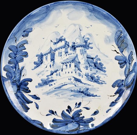 PIATTO IN CERAMICA con decorazioni nei toni del blu cobalto e dell'azzurro...