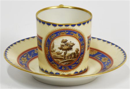 TAZZINA CON PIATTINO in porcellana finemente decorata con paesaggio e festoni...