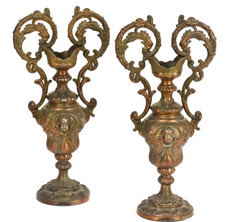 COPPIA DI VASI IN BRONZO a due manici con decorazioni a putti e ornamenti di...