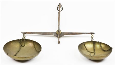 BILANCIA IN OTTONE E FERRO forgiato a due piatti cm 56x45 fine XIX sec.