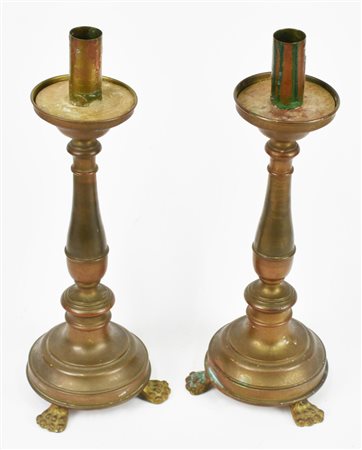 COPPIA DI CANDELIERI in ottone poggianti su basi zoomorfe h cm 26 Italia,...
