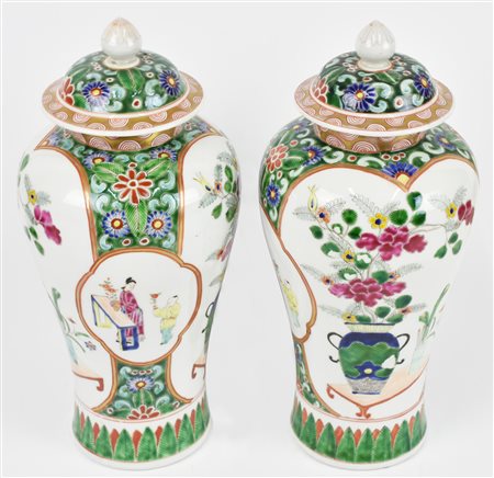 COPPIA DI POTICHES in porcellana con decorazioni orientaleggianti h cm 32...