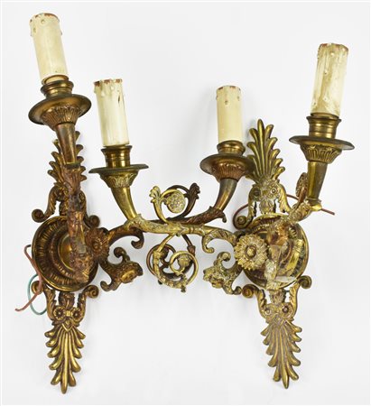 COPPIA DI APPLIQUES in bronzo dorato, a due fiamme ciascuna, decorate a putti...