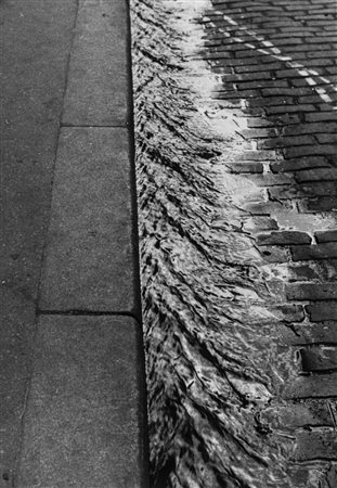 Andrè Kertèsz (1894-1985)  - Sidewalk, Paris, 1929