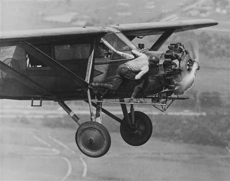 Anonimo - Aviator repairing a plane, Chicago, 1930