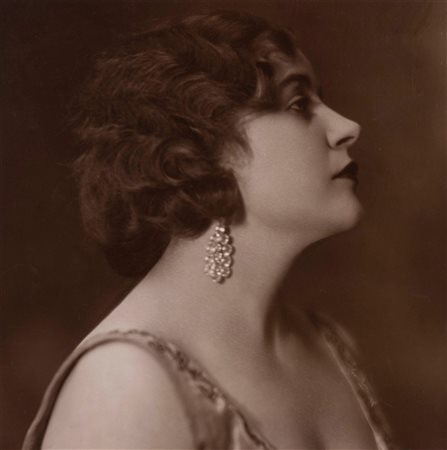 Attilio Badodi (1880-1967)  - Senza titolo (Ritratto di donna), years 1930