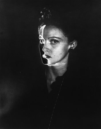 Erwin Blumenfeld (1897-1969)  - Solarized portrait, New York, dal portfolio "5 Fotografie", years 1940/1950