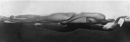 Erwin Blumenfeld (1897-1969)  - Elongated nude, New York, dal portfolio "5 Fotografie", years 1940/1950
