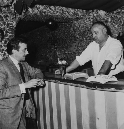 Robert Doisneau (1912-1994)  - Le maître d'hôtel du club de Jazz du Vieux Colombier, Paris, 1959
