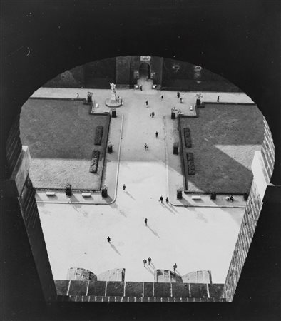Mario De Biasi (1923-2013)  - Castello Sforzesco, Milano, 1954