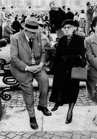 Jean-Loup Sieff (1933-2000)  - Roma, Piazza S. Pietro, in attesa di vedere il Papa, 1962
