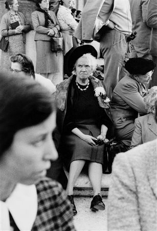 Jean-Loup Sieff (1933-2000)  - Roma, Piazza S. Pietro, in attesa di vedere il Papa, 1962