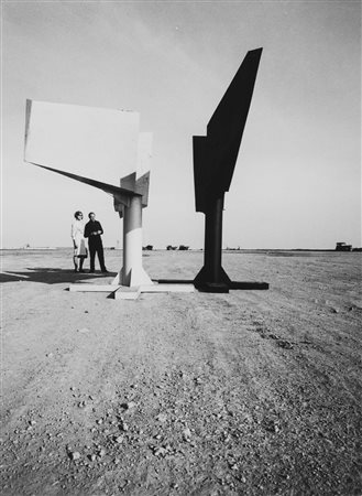 Ugo Mulas (1928-1973)  - Lynn Chadwick, Due Figure Alate, Savona, 1962