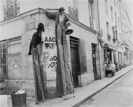 Mario Dondero (1928-2015)  - Teatro di strada, Parigi, 1979
