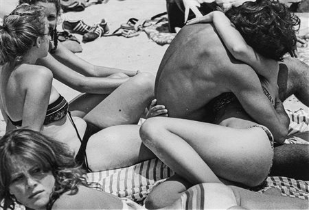 Joseph Szabo (1944)  - Kissing, Jones Beach, 1981