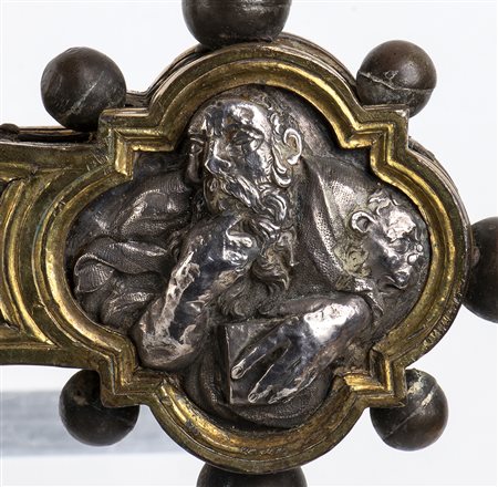 Importante croce astile polilobata scolpita da ambo i lati