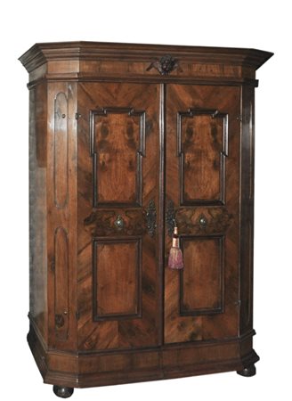 - Grande armadio in stile barocco, seconda metà del XVIII sec.;Legno...