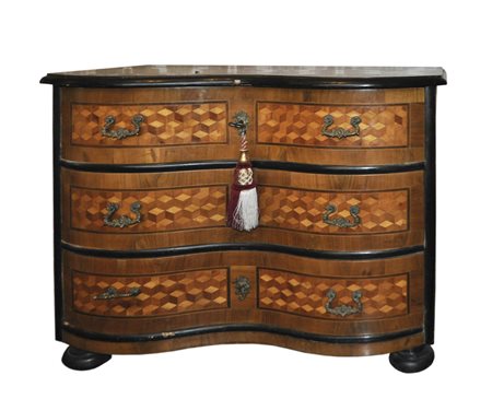 - Comò barocco, XVIII sec.; Legno intarsiato, disegno a quadretti, 86 x 97 x...