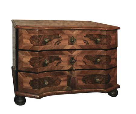 - Comò barocco tre cassetti, seonda metà del XVIII sec.;Legno intarsiato,...