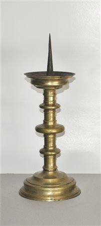 2 candelieri, XVII sec.;Ottone, altezza 35 cm ca. con spina