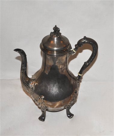 - Caffettiera in argento;Punzone „800“ Altezzaa 21 cm, 640 gr.