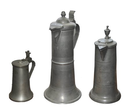 - 3 brocche in peltro, XIX sec.;In parte con punzoni, altezza 18,5–34 cm