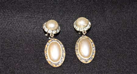 ORECCHINI IN METALLO COLOR ARGENTO CON PERLE CENTRALI E BRILLANTI ESTERNI...