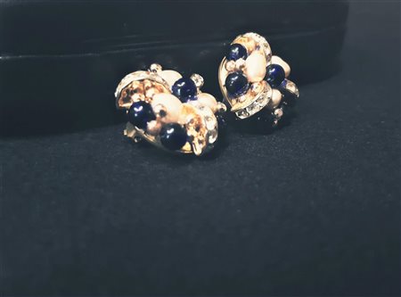 ORECCHINI IN METALLO E PERLE BLU E BIANCHE IN PLASTICA E BRILLANTI orecchini...