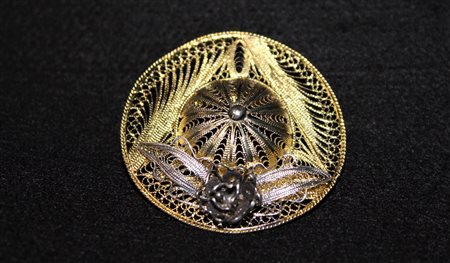 SPILLA IN FILIGRANA IN ARGENTO DORATO CON ROSA IN RILIEVO spilla con...