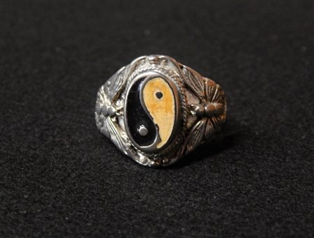 ANELLO CON SIMBOLO CENTRALE DELLO YIN E DELLO YANG anello con simbolo dello...