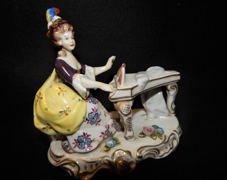 STATUETTA IN CERAMICA DI CAPODIMONTE statuetta di ceramica raffigurante una...