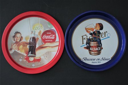 LOTTO UNICO DI DUE PIATTI piatti in metallo Coca Cola e birra Fischer...