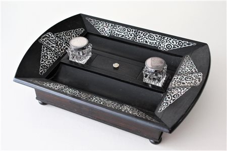 SENZA TITOLO calamaio in legno ebanizzato con inserti in madreperla,...