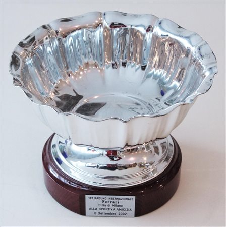 18 RADUNO INTERNAZIONALE FERRARI coppa in metallo, cm 18x25 Citta' di Milano,...