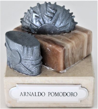 Arnaldo Pomodoro SENZA TITOLO scultiura in metallo e marmo, cm 7,5x7x7