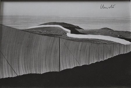 Christo RUNNING FENCE fotografia, cm 16,5x23,5 firma e timbro al verso...