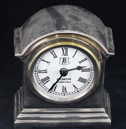 OROLOGIO DA SCRIVANIA in metallo argentato Inghilterra, prima meta' XX sec. h...