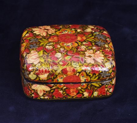 SCATOLA RUSSA IN LEGNO LACCATO portagioielli, finemente decorata con pittura...