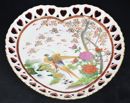 PIATTO IN PORCELLANA CINESE a forma di cuore, decorato con motivi floreali e...