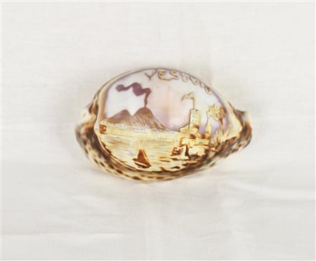 CONCHIGLIA DECORATA raffigurante il Golfo di Napoli con Vesuvio in eruzione...