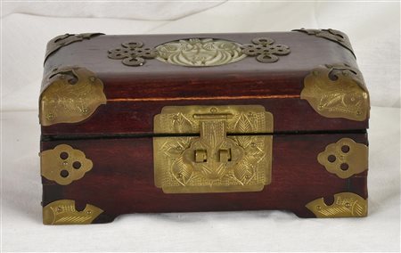 SCATOLA CINESE PORTAGIOIELLI in legno con inserti in ottone, finemente...