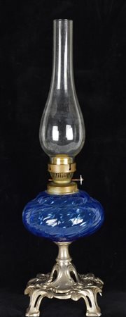 LAMPADA AD OLIO in vetro azzurrato e base in peltro Francia, inizio XX sec. h...