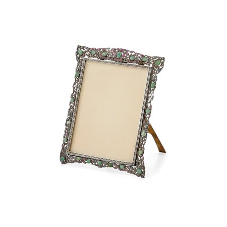 Cornice con pietre di colore