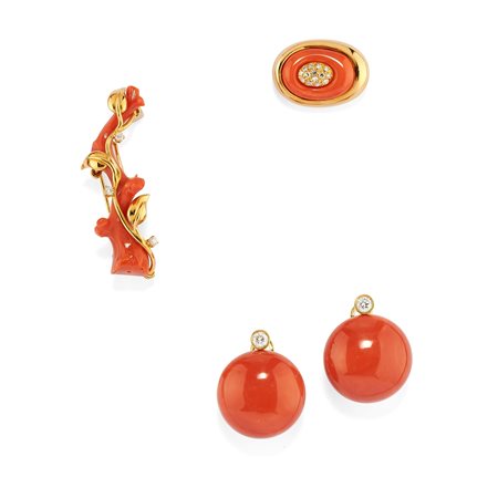 Orecchini e due spille con corallo e diamanti