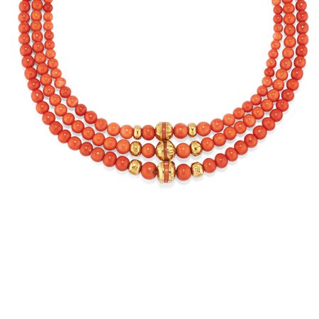 Tre collane in corallo
