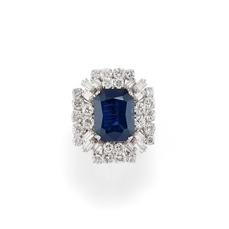 Anello con zaffiro e diamanti
