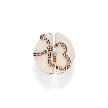 Anello con diamante, zaffiri rosa e agata bianca