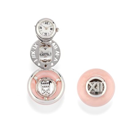 Anello con orologio in diamanti, pietra dura e madreperla